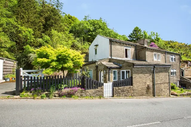 Whitegate, Halifax, photo 1