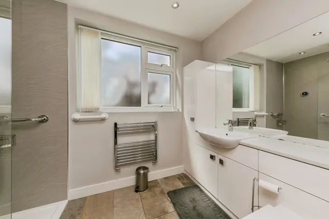 Photo 3 — Chiltern Avenue, MACCLESFIELD, Cheshire, SK11