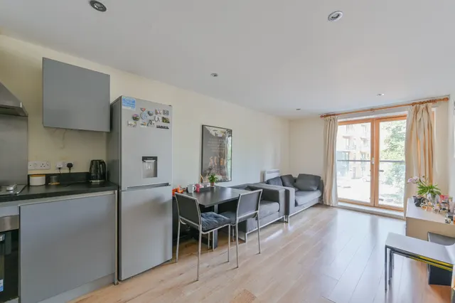 Photo 3 — 6 Reed House, 21 Durnsford Road, London