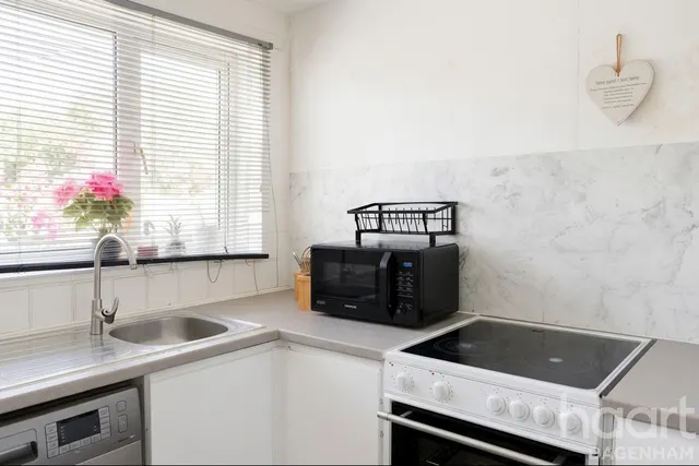 Coopers Close, Dagenham, RM10, photo 2