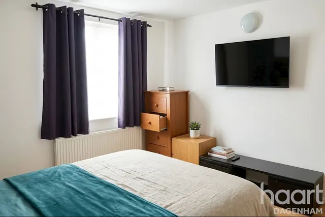 Coopers Close, Dagenham, RM10, photo 3