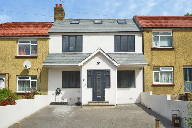 Cowper Gardens, London, N14, photo 1