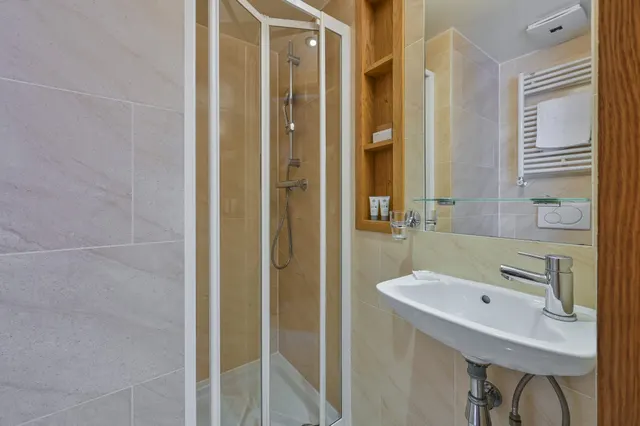 Photo 2 — Flat 5, 32-33 Cartwright Gardens, London