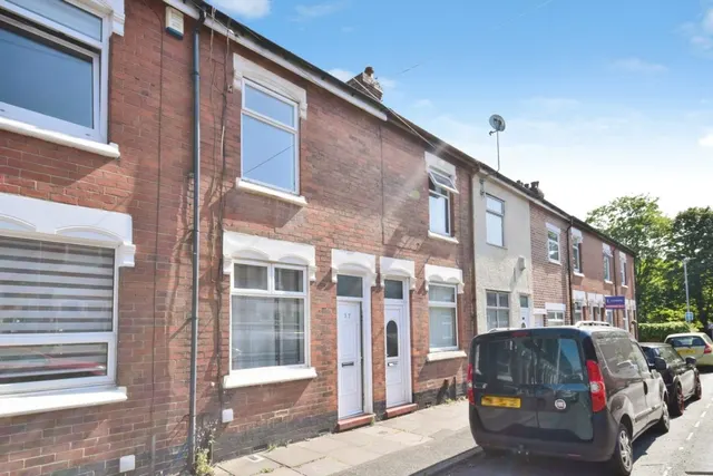 Coronation Road, Hartshill, photo 1