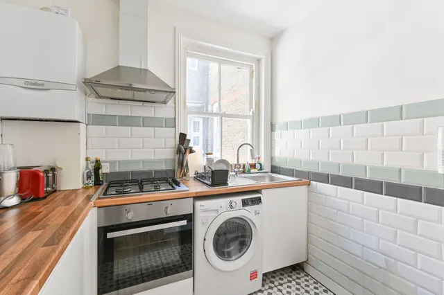 Photo 2 — 70b Hackford Road, London