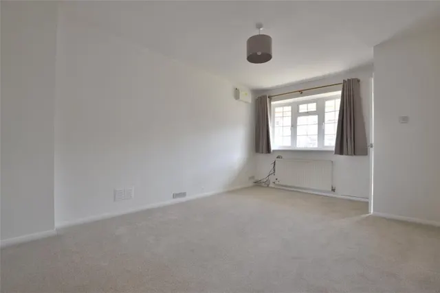 St. Vincent Way, Churchdown, GL3, photo 3
