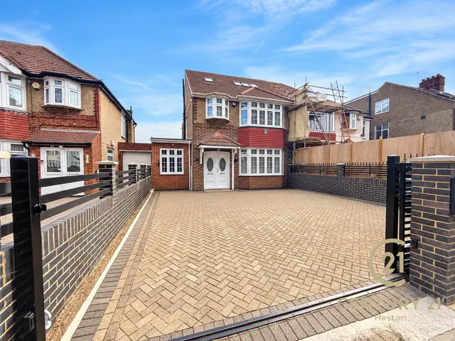Burns Way, Hounslow, TW5, photo 1