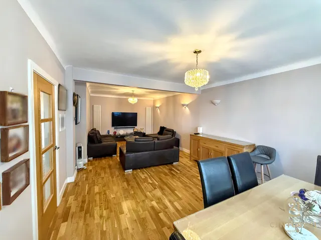 Burns Way, Hounslow, TW5, photo 2
