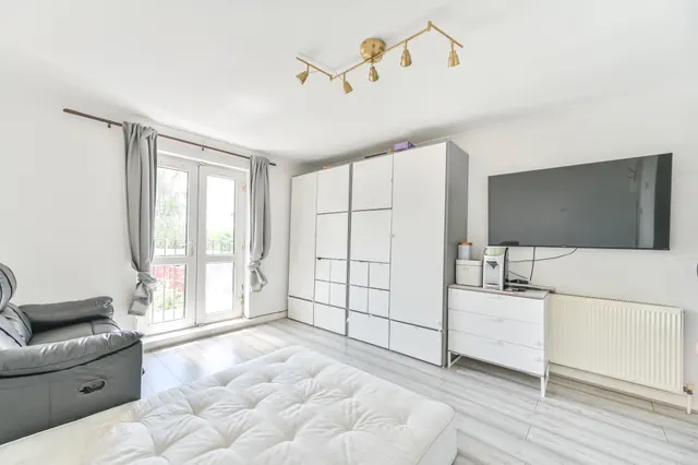 Photo 3 — 105c Burnley Road, London