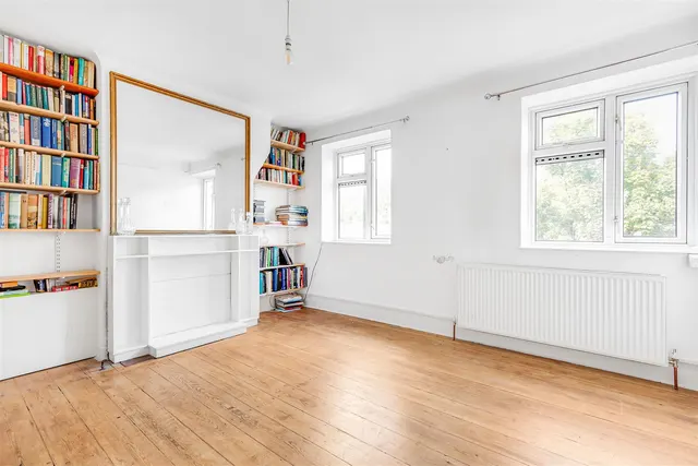 3 bedroom flat, Mortlake High Street, Barnes, SW14