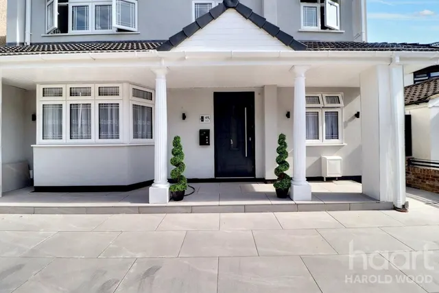 Sackville Crescent, Harold Wood, RM3, photo 2