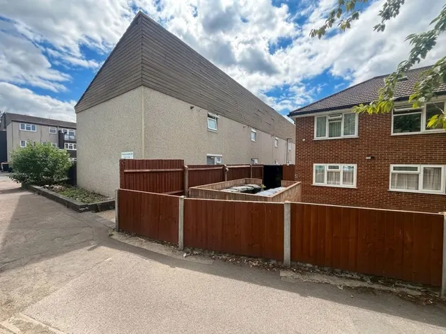 Damsonwood Road, Southall, UB2, photo 1