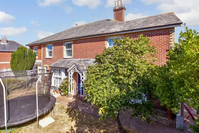High Street, Freshwater, PO40, photo 1