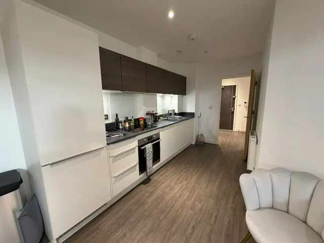 High road, London, N20, photo 3