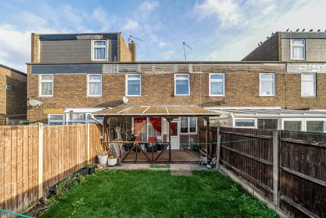Friendship Walk, Northolt, UB5, photo 1