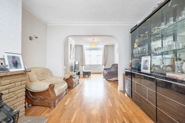 Photo 2 — 29 Wesley Avenue, London