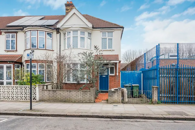 Dersingham Avenue, London, E12 5QJ, photo 1