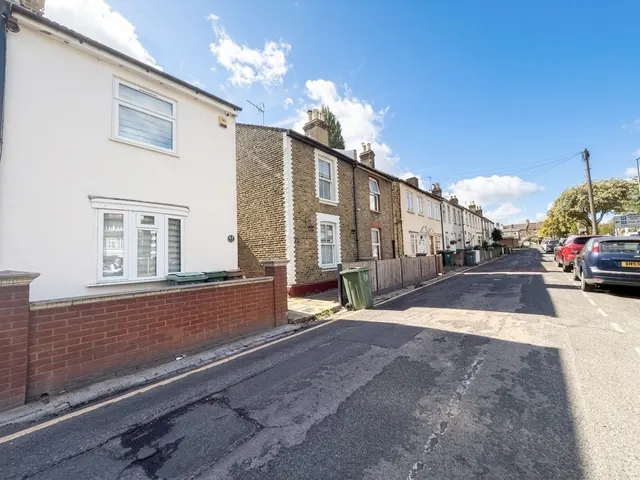 Crown Road, SUTTON, photo 1