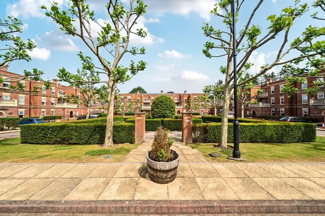 Franklin Court, Wormley, GU8, photo 1