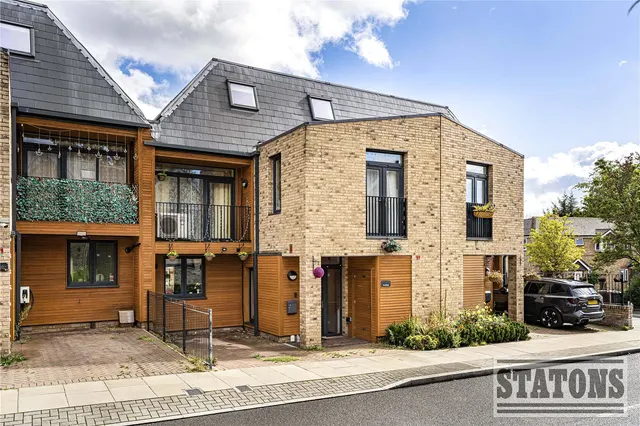 5 bedroom house — Sphinx Way, Underhill, Barnet, EN5 2FG