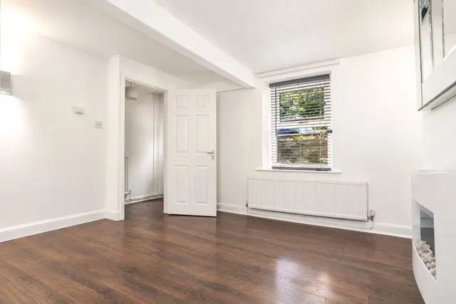 Oldham Road, Denshaw, OL3, photo 3