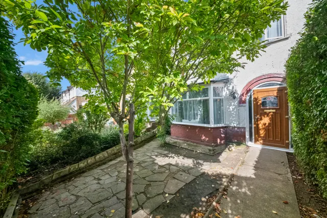 Queens Avenue, Greenford, UB6 9BX, photo 1