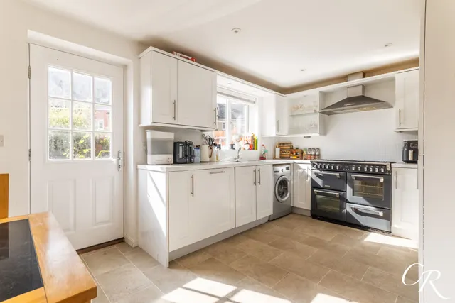 Butterfield Court, Bishops Cleeve, photo 2