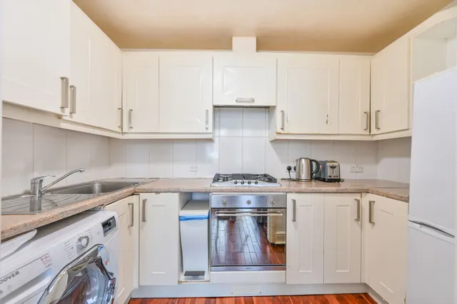 Photo 3 — 2a Exeter Mansions, Exeter Road, London