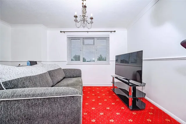 Photo 2 — Milton Way, Houghton Regis, Dunstable, Bedfordshire, LU5