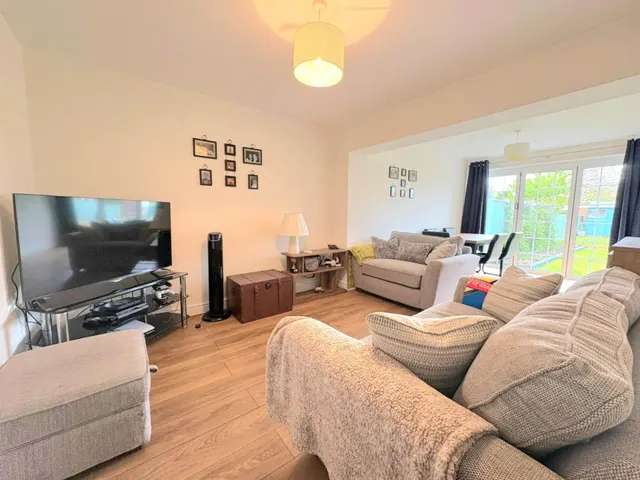 Photo 3 — Eastfield Road, Aylesbury, HP20 1PA