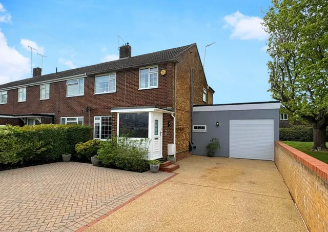 3 bedroom house — Eastfield Road, Aylesbury, HP20 1PA