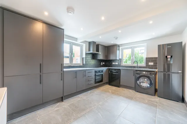 Photo 2 — 48b Chaplin Road, London
