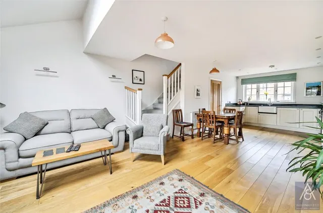 Queen Catherine Road, Steeple Claydon, MK18, photo 2