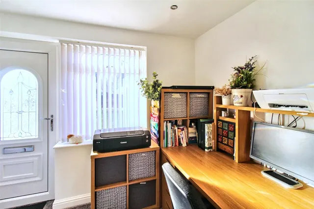 Airedale Court, Chilwell. Nottingham, NG9, photo 3