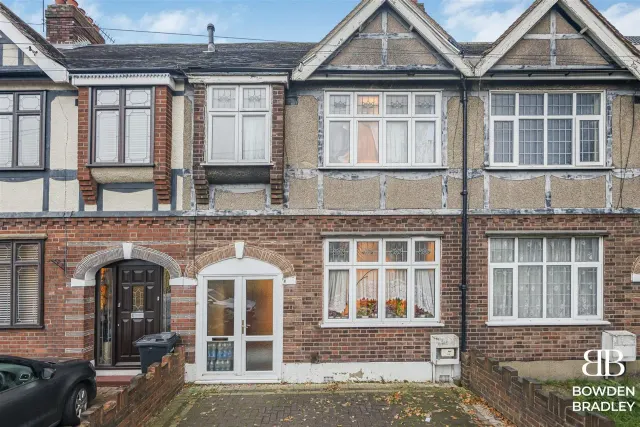 Huxley Drive, Romford, RM6, photo 1