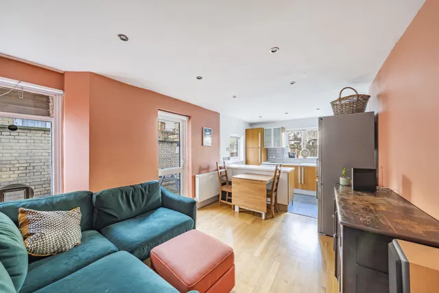 Photo 2 — Flat 1, 1 Lausanne Road, London