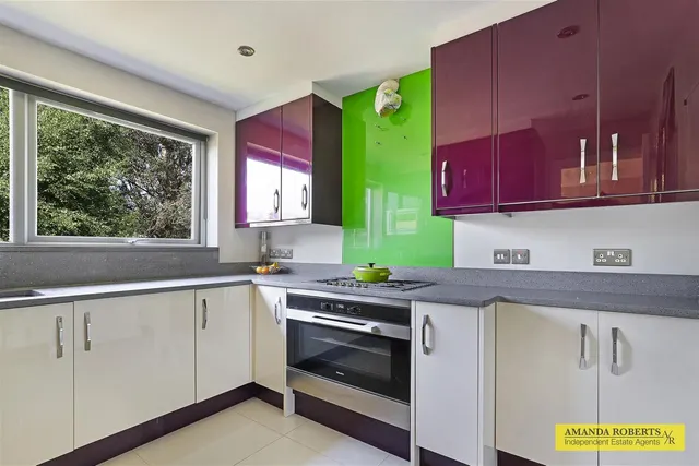 Photo 3 — Ardfield House, 81 Seebright Road, London