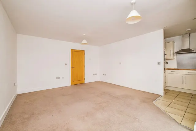 High Street, Addlestone, KT15, photo 3