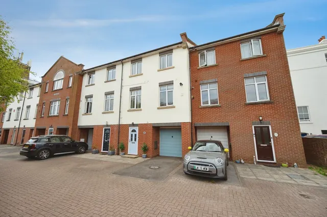 Lauren Mews, Sea Front, PO11, photo 1