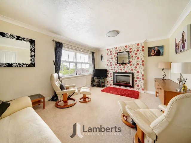 Photo 3 — 32 Chesterton Close, Redditch
