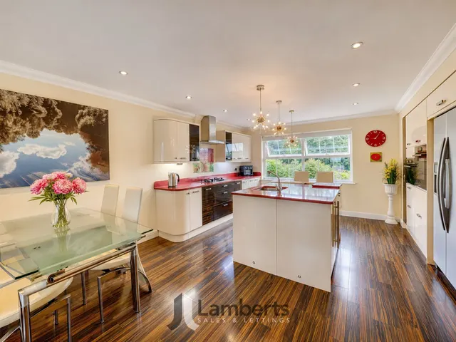 Photo 2 — 32 Chesterton Close, Redditch