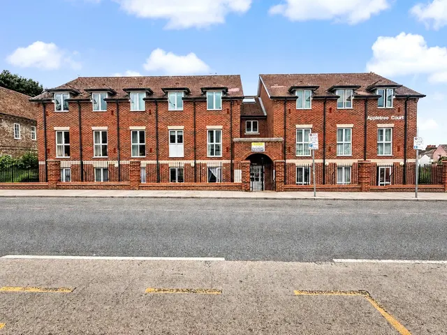High Street, Rainham, ME8, photo 1