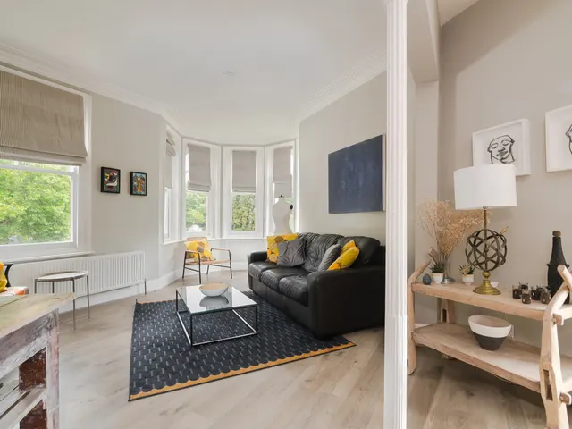 Prince Of Wales Drive, London, SW11, photo 2