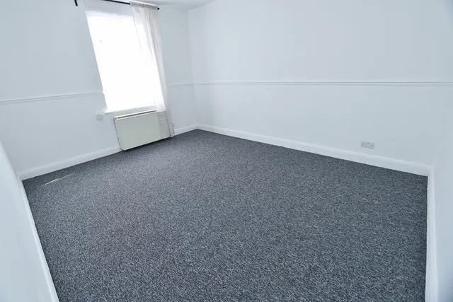 Collier Row Road, Romford, RM5 2BB, photo 1