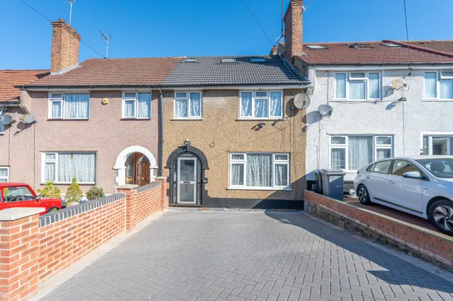 22 Ballards Road, London, photo 1