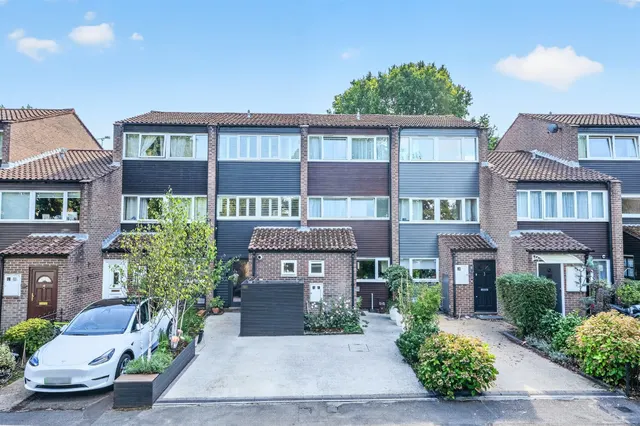 Galgate Close, London, SW19, photo 1