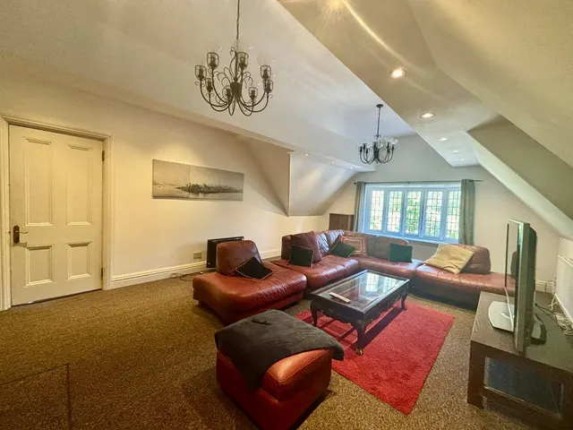 Amesbury Road, B13, photo 2