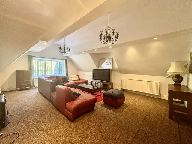 Amesbury Road, B13, photo 3