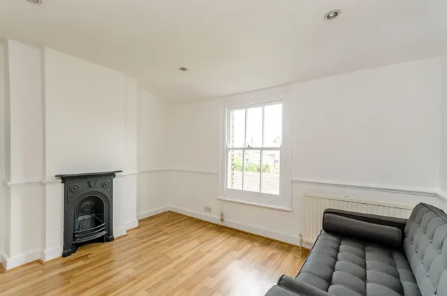 137b Gladstone Road, London, photo 1