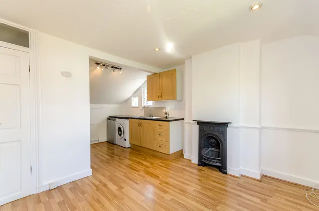 Photo 3 — 137b Gladstone Road, London